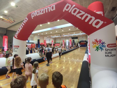 Slika: otroci na dogodku