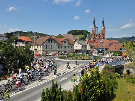 Slika: Ana Izlakar - Kolesarska dirka po Sloveniji_Krožni promet v Šmartnem pri Litiji