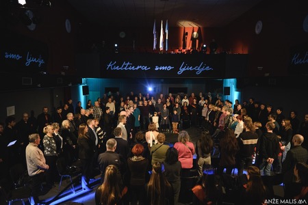 Slika: gosti v kulturnem centru