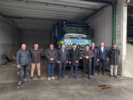 Slika: sodelujoči na delovnem obisku