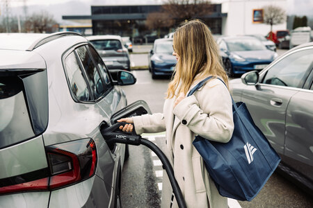 Kupci lahko med nakupovanjem polnijo svoje avtomobile