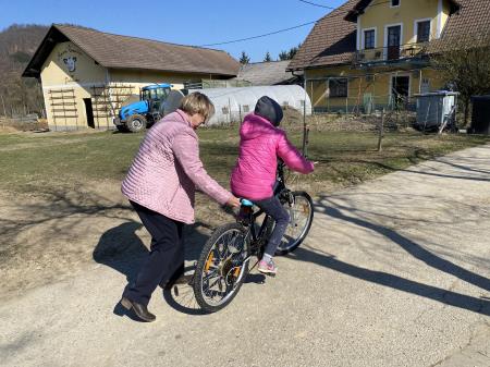 Najstarejša deklica se je podarjenega kolesa zelo razveselila.