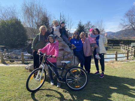 Podžupanja Lijana Lovše v družbi družin iz Kijeva