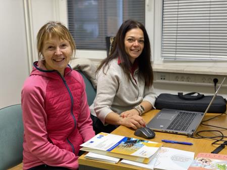 Prostovoljki na točki za starejše